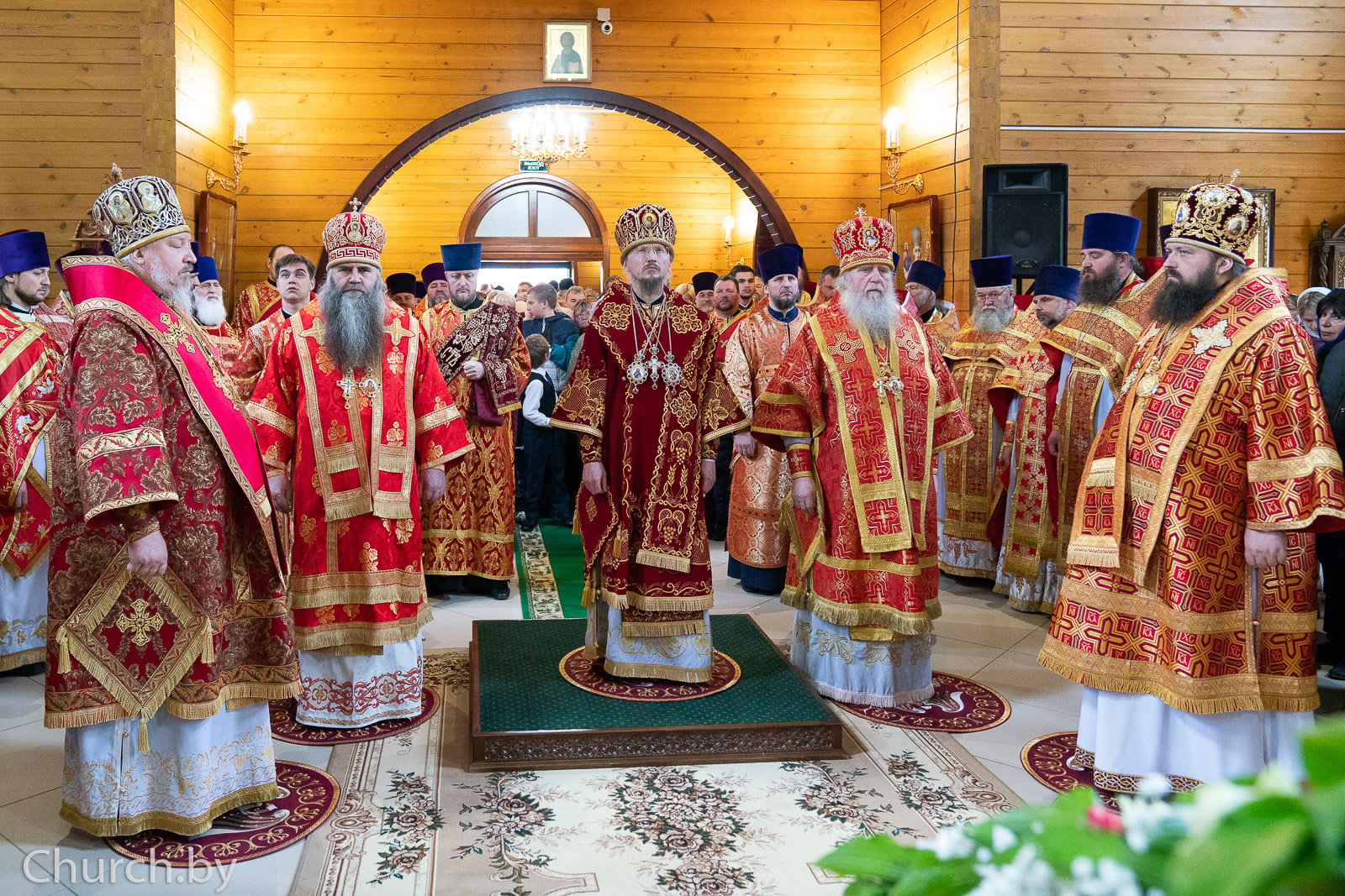 В Жлобине состоялись крестный ход и соборное архиерейское богослужение в  честь принесения в дар для Гомельской епархии ковчега с частицами мощей  Дивеевских святых и их иконы | Епархии | Белорусская Православная Церковь |