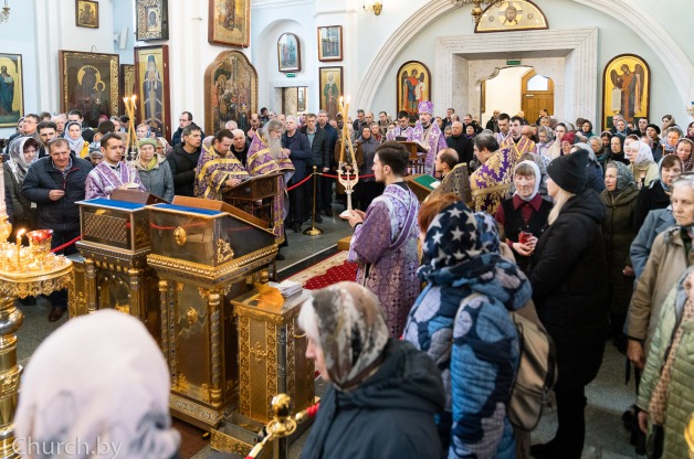 В Неделю 4-ю Великого поста Митрополит Вениамин совершил Божественную литургию в Свято-Духовом кафедральном соборе города Минска