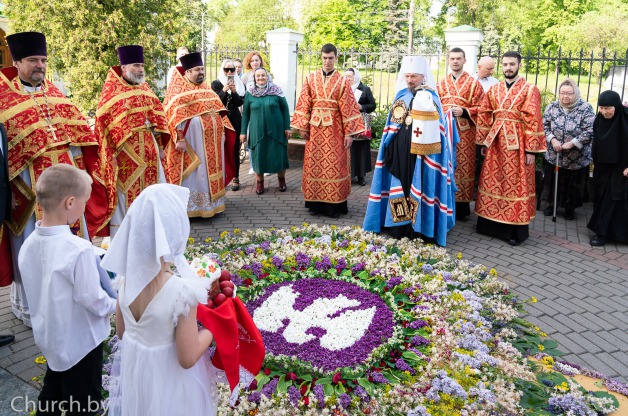 В Неделю святых жен-мироносиц Митрополит Вениамин совершил Божественную литургию в Марии-Магдалининском храме города Минска