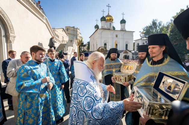 Святейший Патриарх Кирилл возглавил встречу мощей прпп. Евфросинии Полоцкой и Евфросинии Московской в Сретенском ставропигиальном монастыре города Москвы